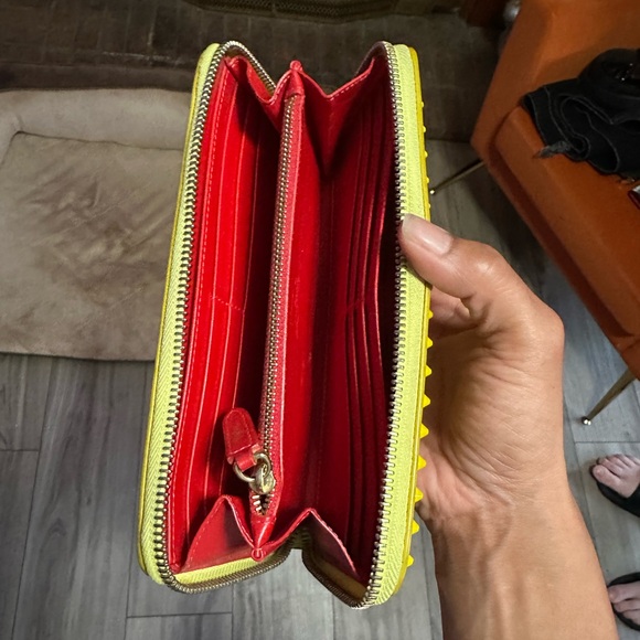 Christian Louboutin - Picture 7 of 12